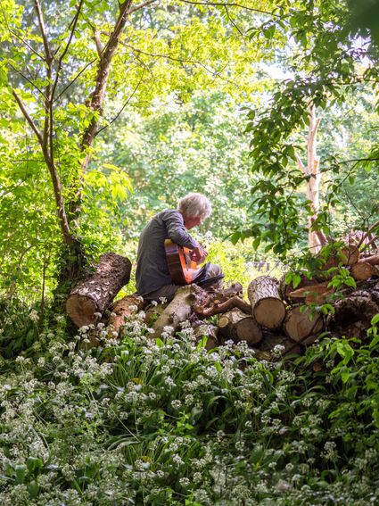 Man op gitaar in stadspark