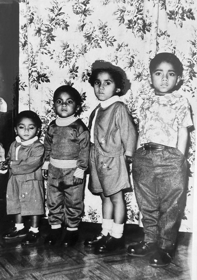 Ton (rechts) met zijn broer en zussen.