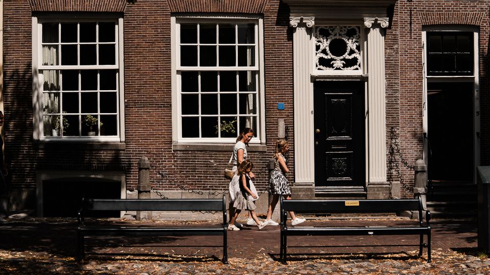 Een moeder met haar kinderen die wandelen door de straten van Edam
