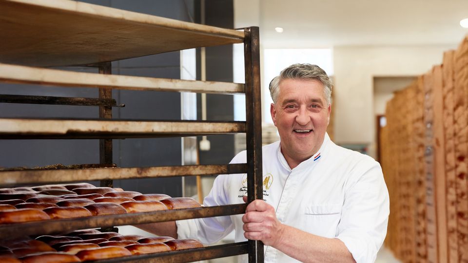 Robert van Beckhoven met een kar vol worstenbroodjes