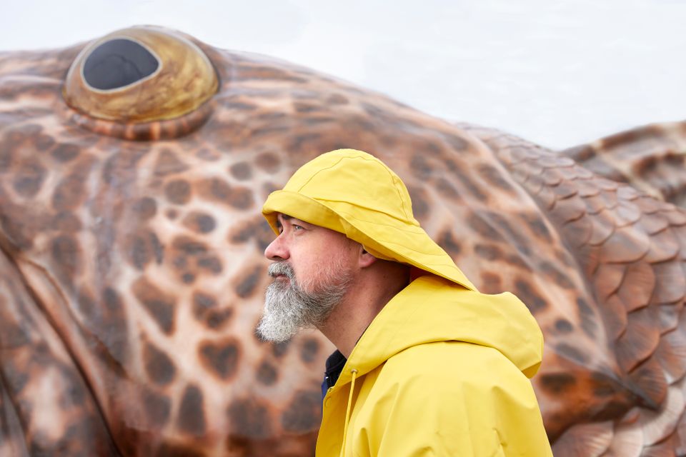 Een man staat bij de 11fountains fontein in Stavoren.