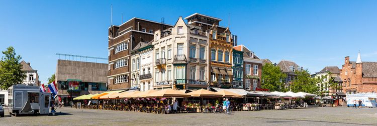 Volle terrassen op een zomerse dag op De Markt van 's-Hertogenbosch.