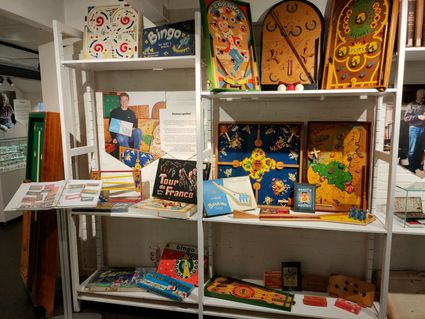 Een blik op één van de verzamelingen uit de tentoonstelling: Homas spellen.