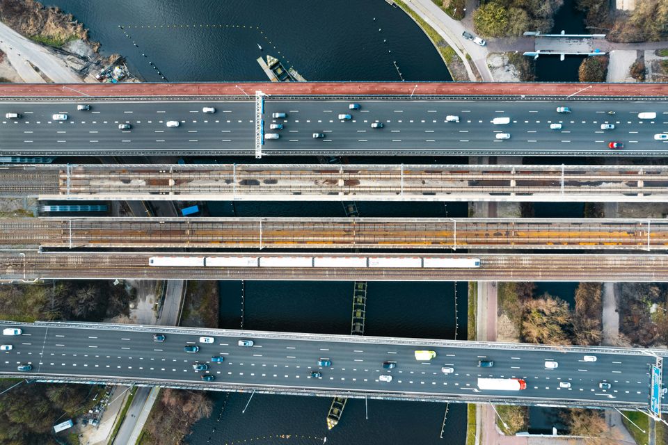 Dronefoto van het wegennetwerk bij Rijnbuurt Amsterdam