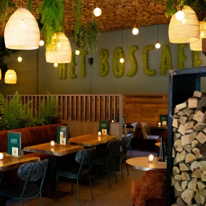 Tafeltjes met mensen in Het Boscafe in Oisterwijk. Het restaurant ligt midden in de Oisterwijkse Bossen en Vennen