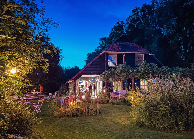de tuin is feestelijk verlicht in de avond