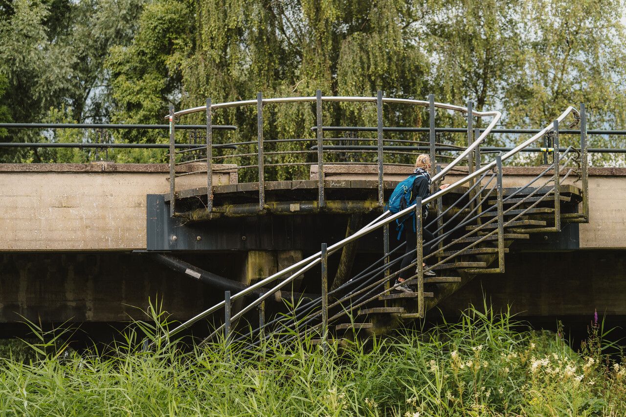 Vrouw die van de trap af loopt van de Vughterbrug