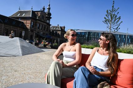 meiden op terras