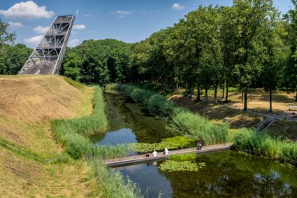 Schuine uitkijktoren op een dijkje met gracht eromheen