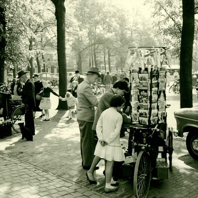 Souvenir- en devotionaliaverkopers tijdens de Mariamaand. 