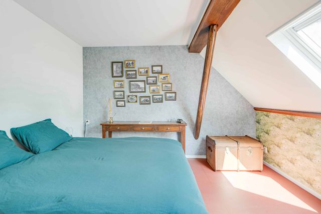 Ruime kamer met tweepersoonsbed en eigen badkamer