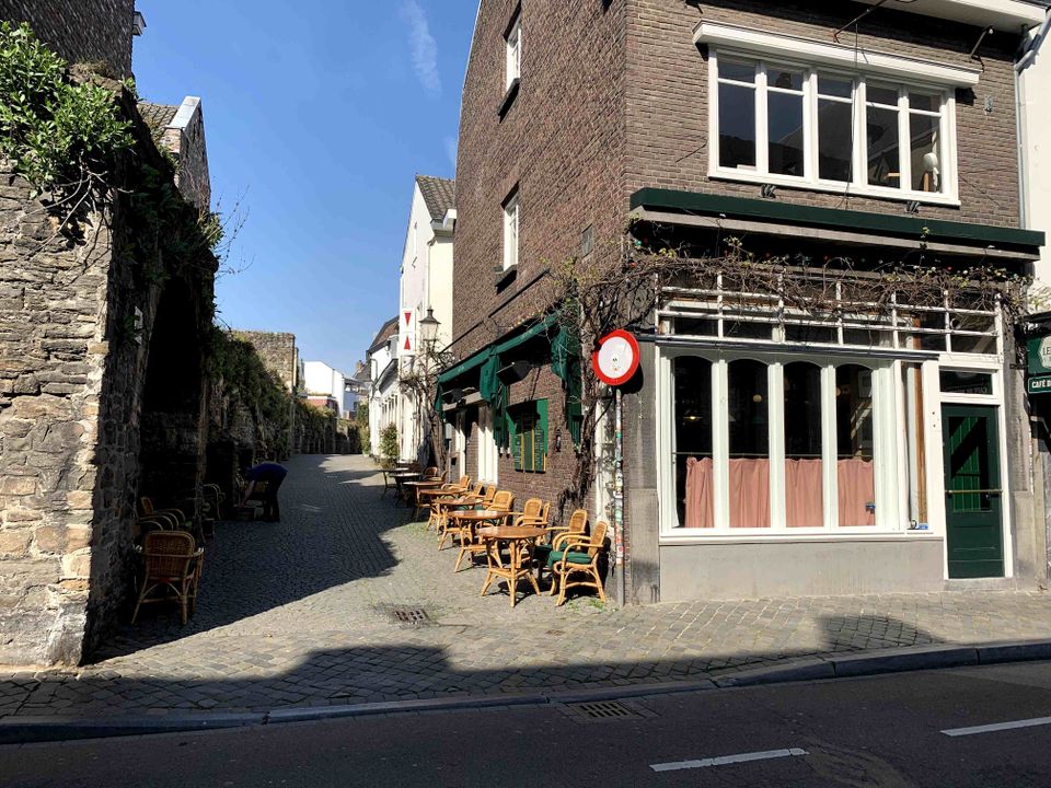 Cafe de Pieter Maastricht terras leeg