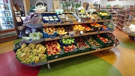 Een winkel met veel vers fruit