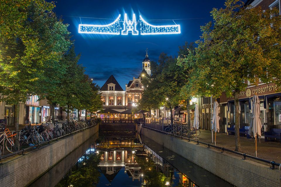 waterpoort verlichting in het centrum van sneek