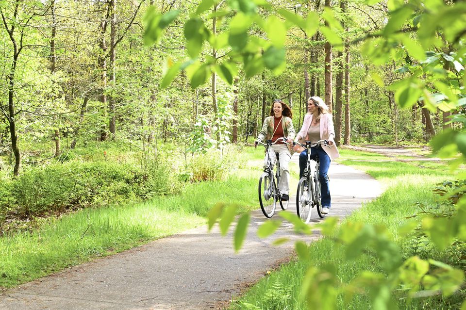 Twee vriendinnen fietsen door de Soesterduinen