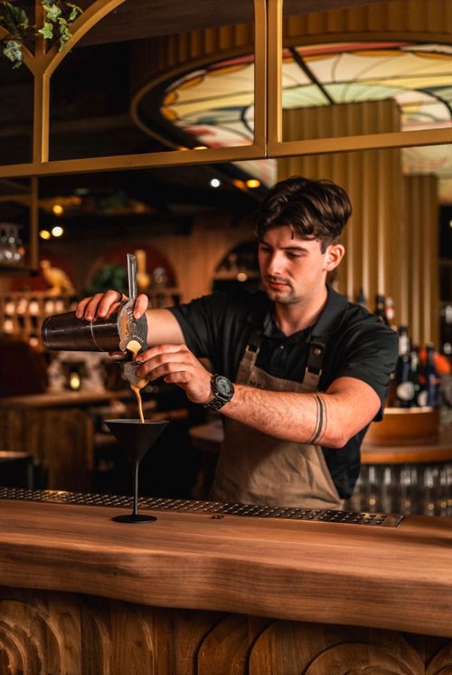 medewerker die aan de bar staat