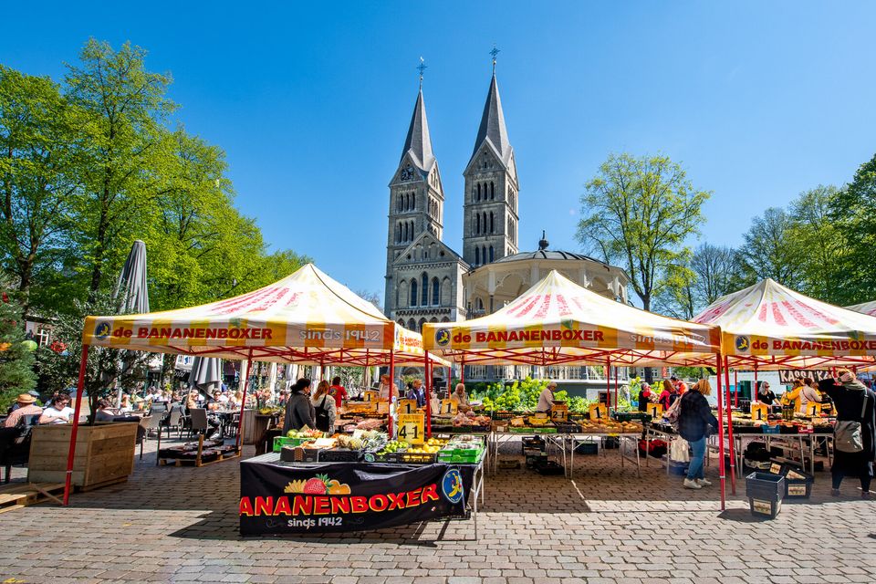 Roermond centrum Munsterplein markt kraam