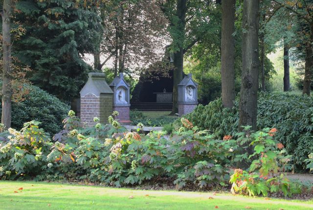 3 wegkapelletjes in een lommerrijk park