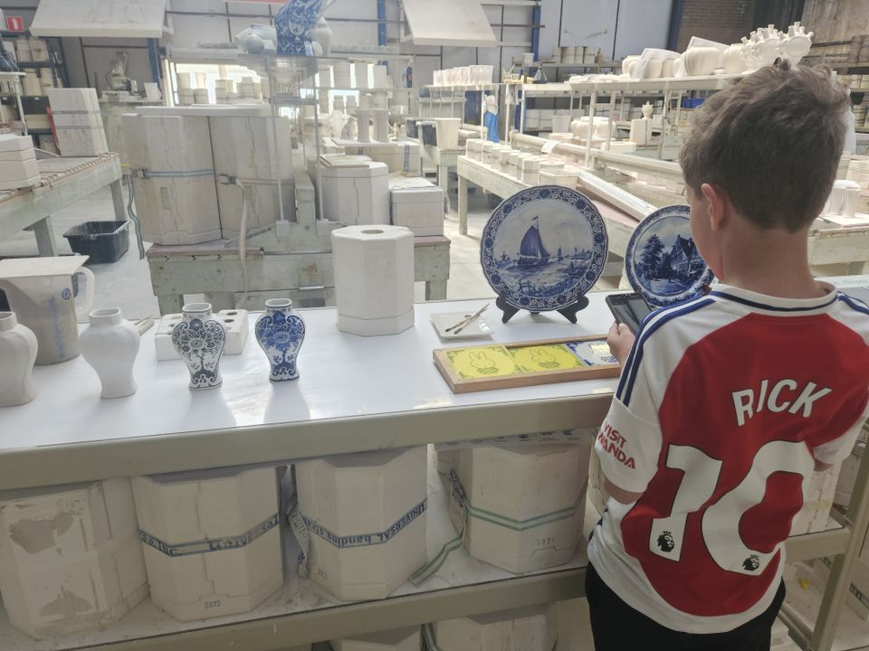 Rick (kind) in Royal Delft