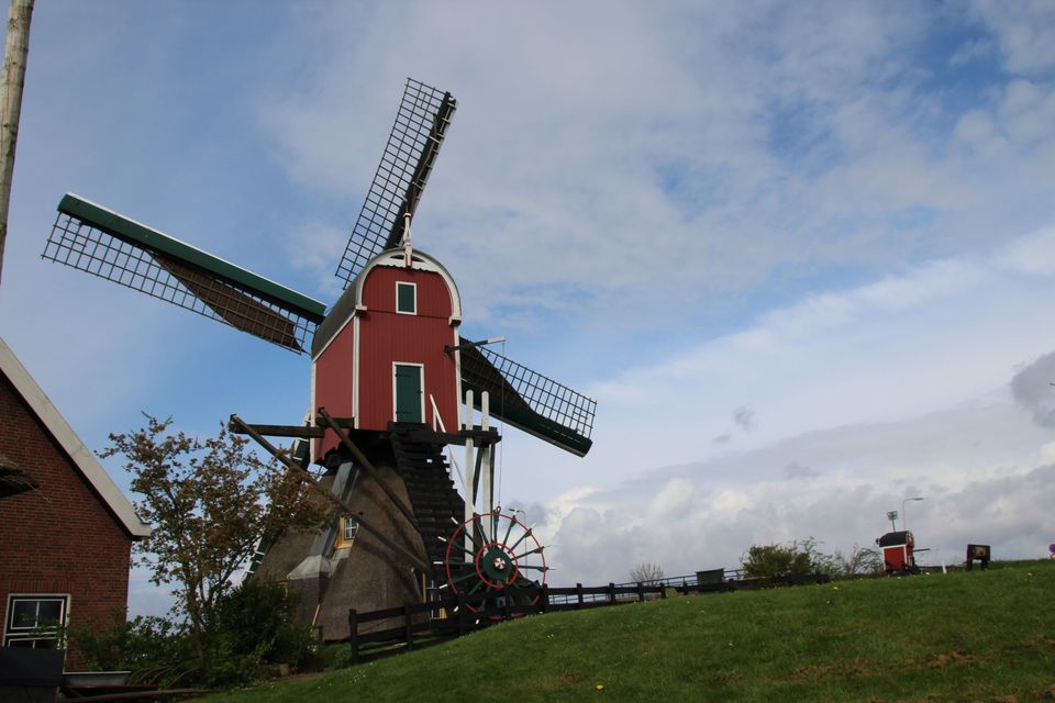 De achterkant van de Vrouw Vennemolen van dichtbij in Oud Ade