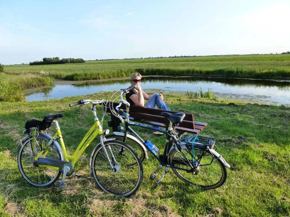 Even uitrusten op een bankje in de polder