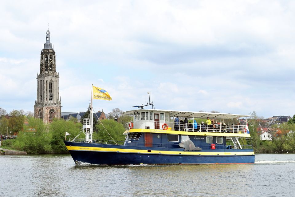 De Blauwe Bever vaart naar Rhenen om daar aan te leggen voor een excursie door het oude stadje en de Cuneratoren.