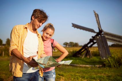 Een stel dat wandelt met kaart door Nationaal Park Weerribben-Wieden.