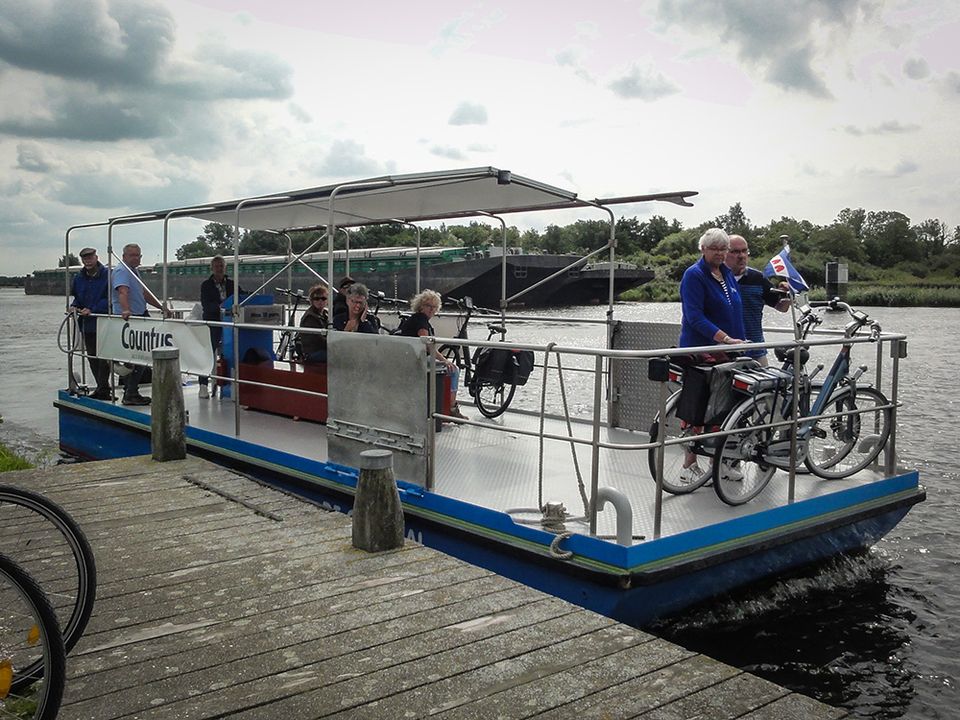 De Oerhaal vertrekt vanaf een steiger aan de Lange Sloot naar de jachthaven van Warten.