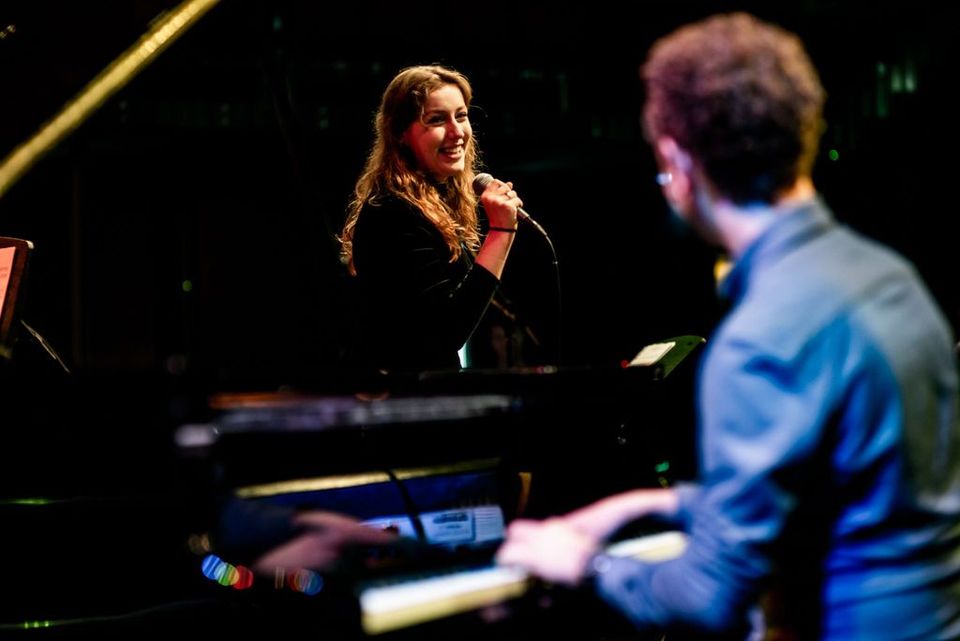 Een man achter de piano en een vrouw die zingt