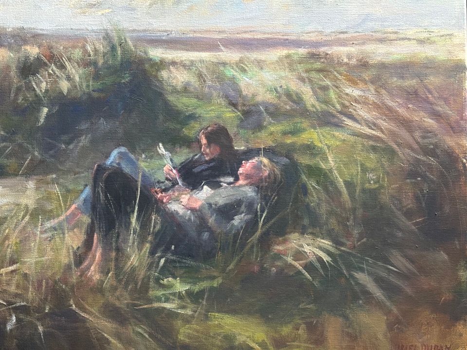 Een schilderij van twee personen die samen liggen op de gras en de ene zit voor te lezen en de anderen te luisteren.