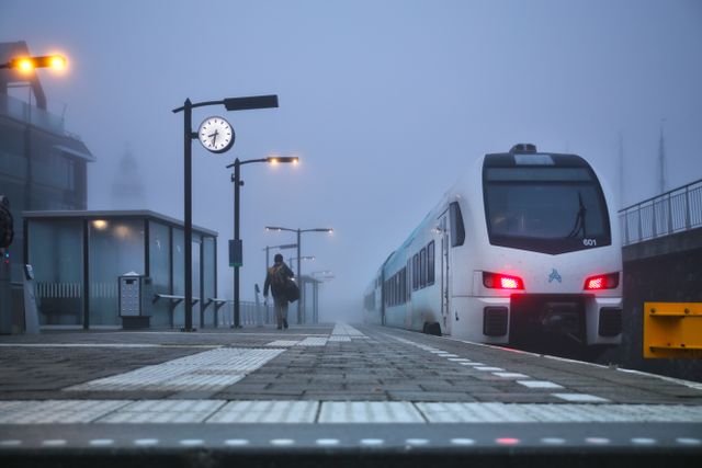 Station Harlingen haven in mistige / regenachtige dag