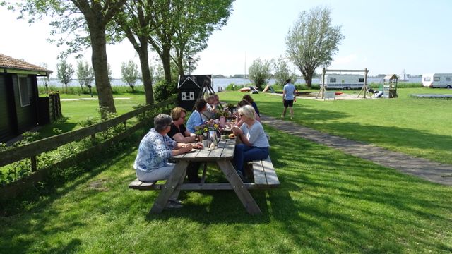 Lunch bij camping Ykema bussafari 2024