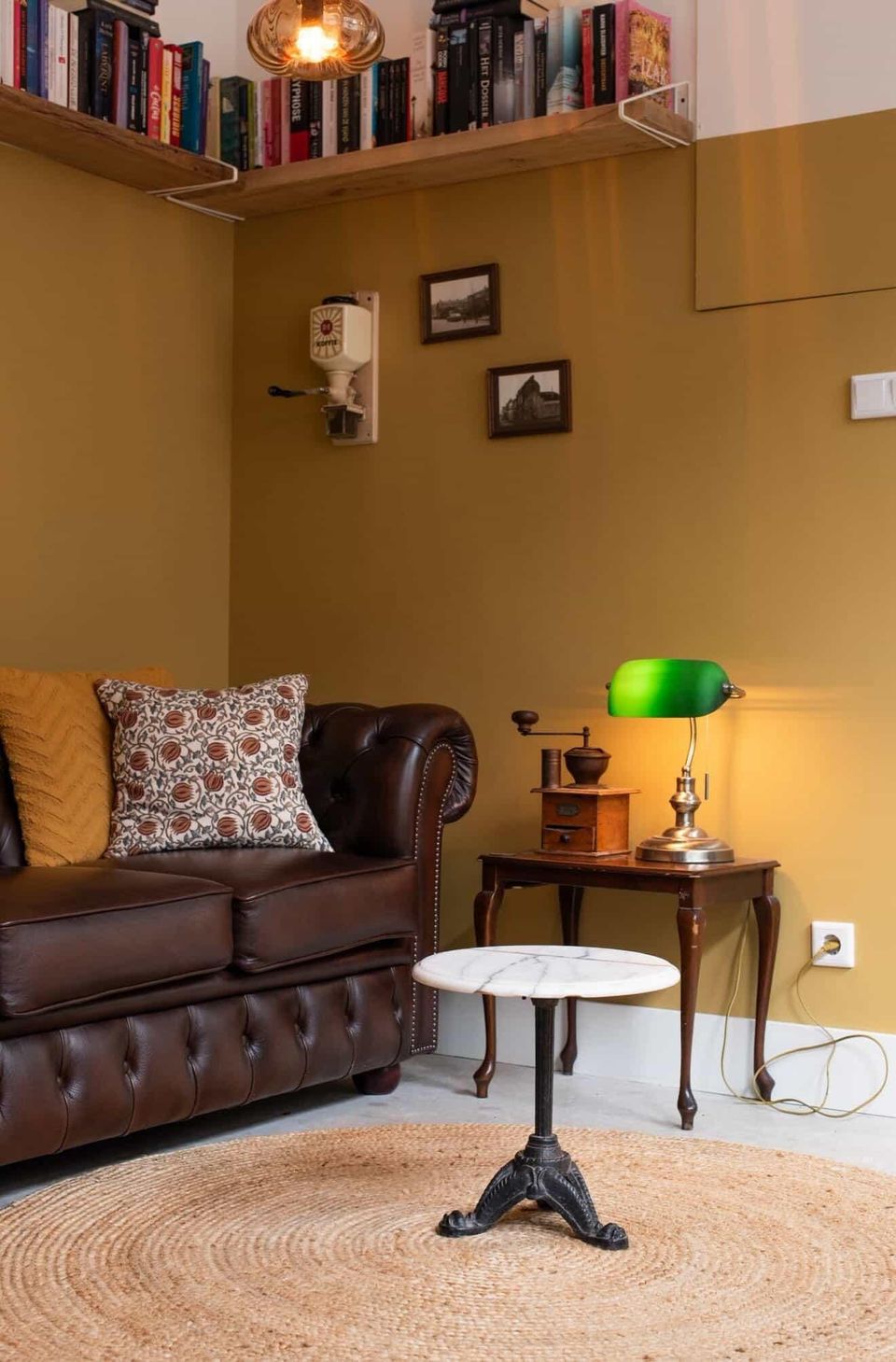 Een huiselijke setting met antieke meubels en decoratie.