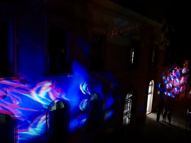 Lichtprojecties op een muur in verschillende kleuren. Van Anne Fie Salverda.