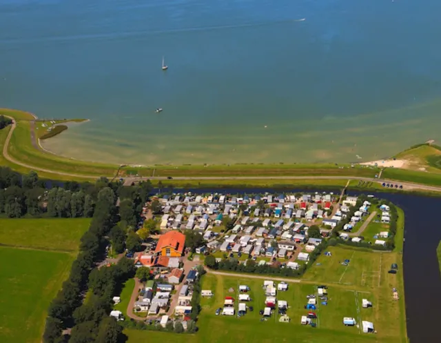 Bovengezicht van Camping 't Séleantsje in Molkwerum en het Ijsselmeer.