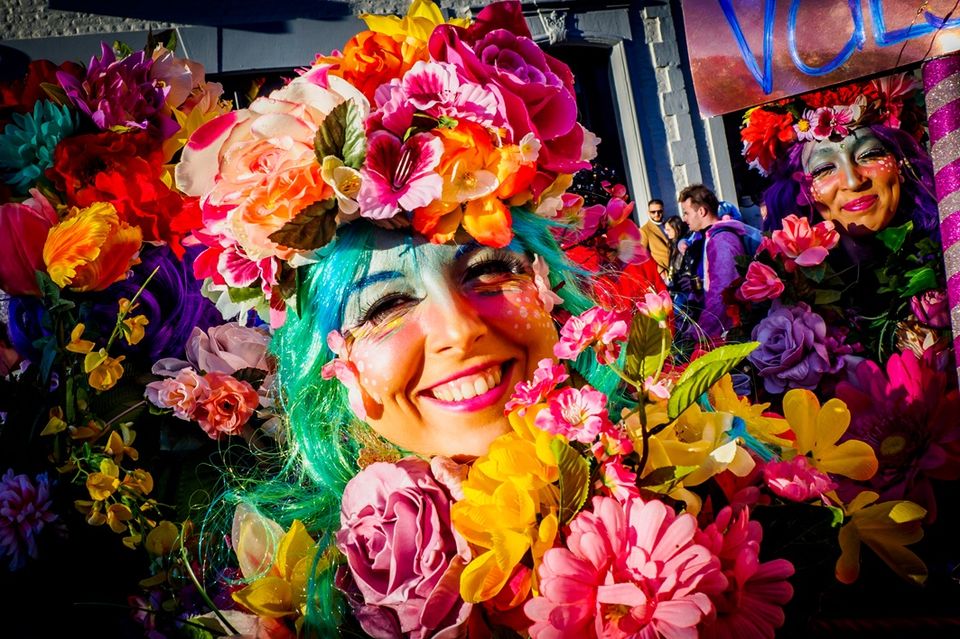 Vrouw verkleed tijdens carnaval in Maastricht