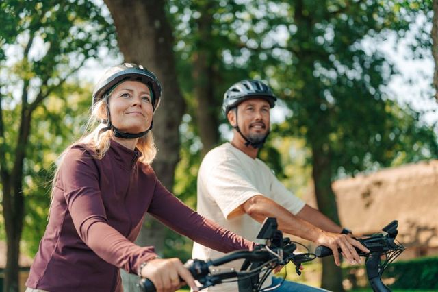 Ein Paar fährt mit dem Fahrrad durch Drenthe.