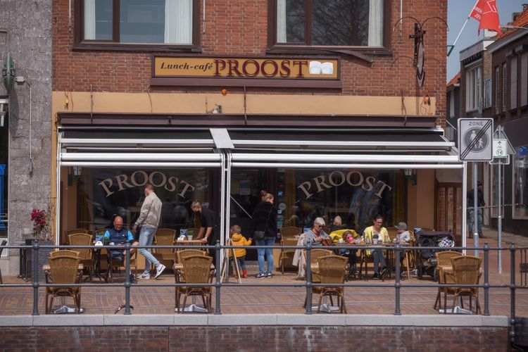 Het terras voor café Proost in Zevenbergen