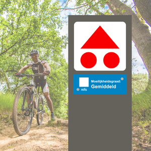 Volg de rode bewegwijzering van de driehoek met twee rondjes. De bordjes vind je op palen langs de route.