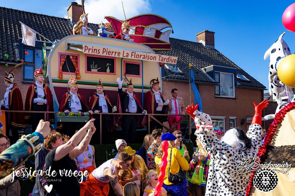 Carnavalsoptocht met praalwagen in Montfoort, Groene Hart, feestelijk verklede deelnemers en toeschouwers.