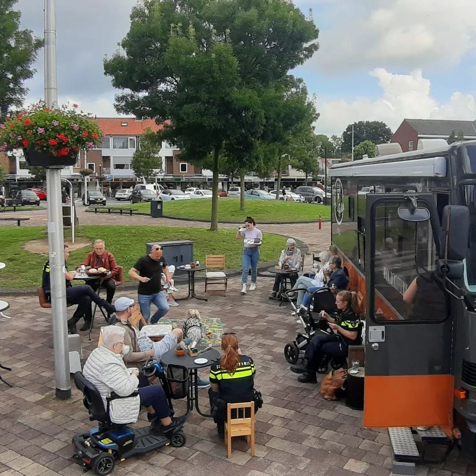 De Koffiebus met gasten op het terras