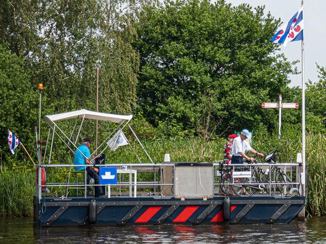 Passagiers stappen van boord