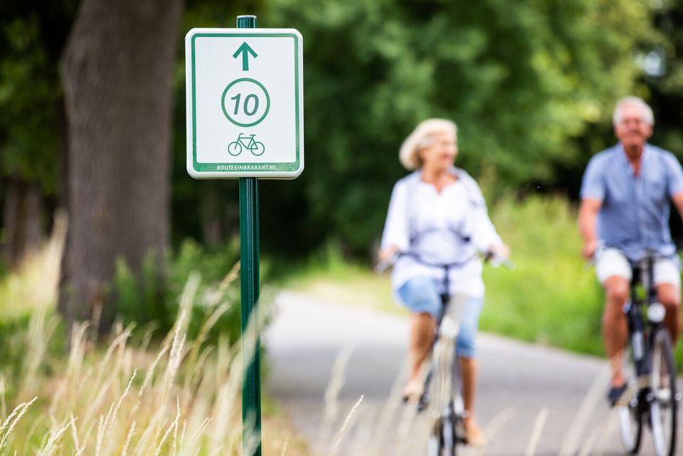 Fietsers fietsend langs knooppunt