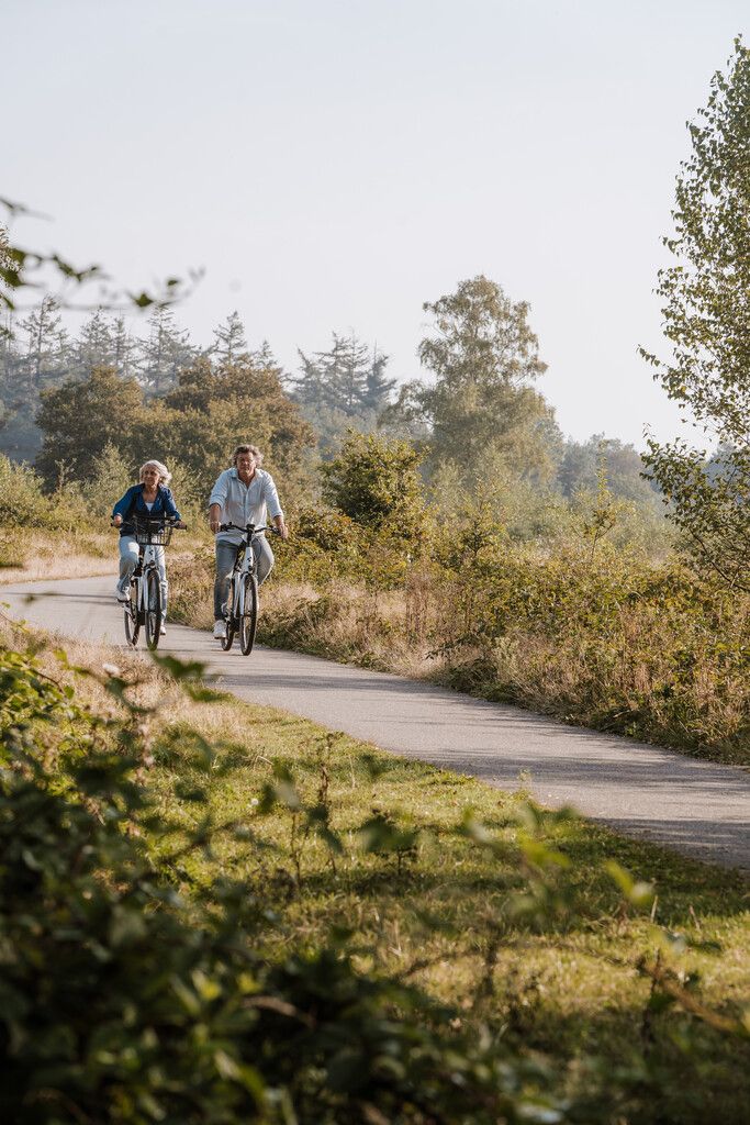 Fietsers door natuur