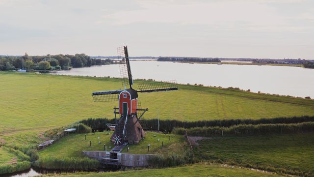Luchtfoto Buurtermolen van de achterkant in Rijpwetering