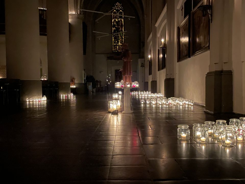 De Sint Willibrorduskerk in Deurne zoals je haar zelden ziet, sfeervol verlicht door meer dan 1.400 kaarsen.