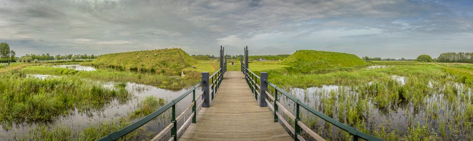 Toegangsbrug naar voormalige kasteel van Wouw