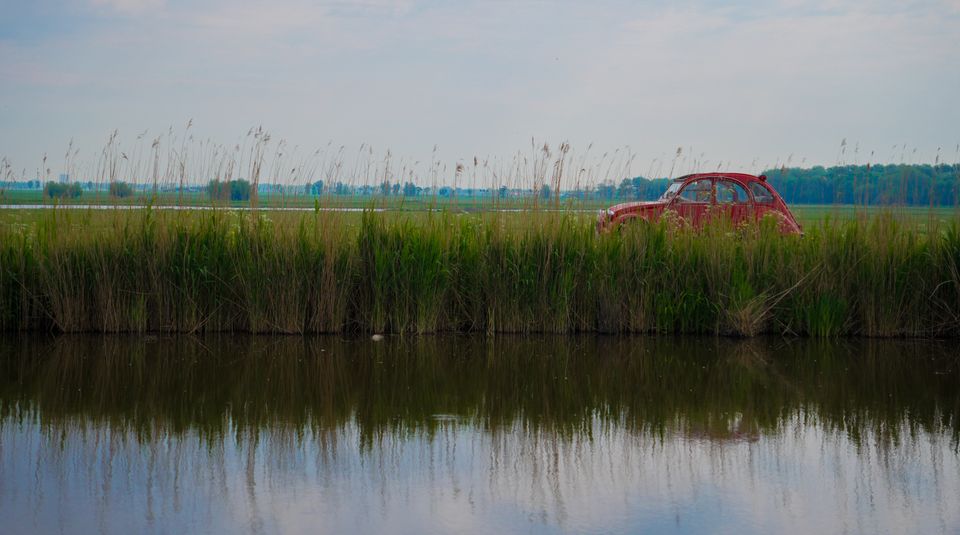 Foto van een oude (auto) eend in het Zaanse groen