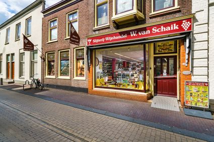 Interieur van Slijterij Van Schaik in Montfoort met wijnflessen, speciaalbier en lokale dranken.
