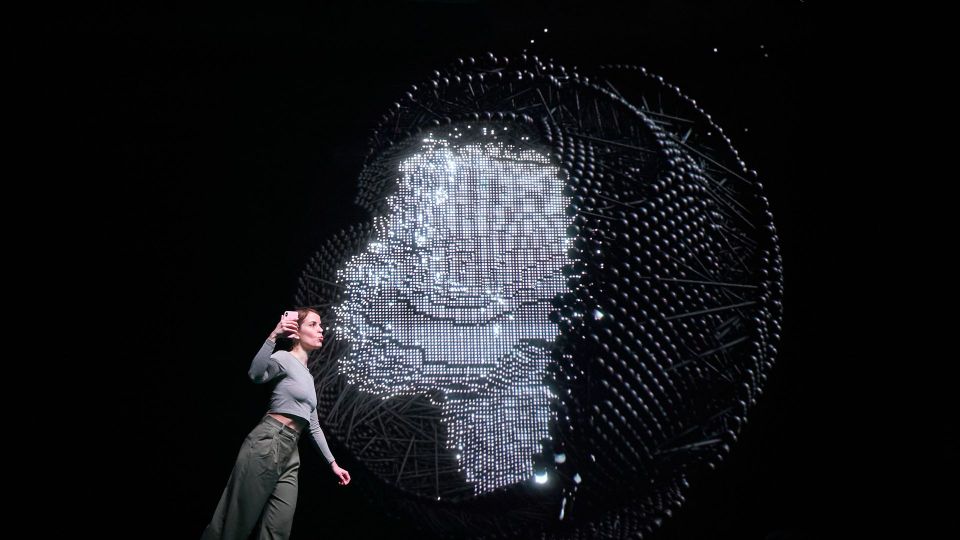 Vrouw waarvan haar kus wordt weerspiegeld met lichtdeeltjes tijdens de Theatervoorstelling Highlight Delft